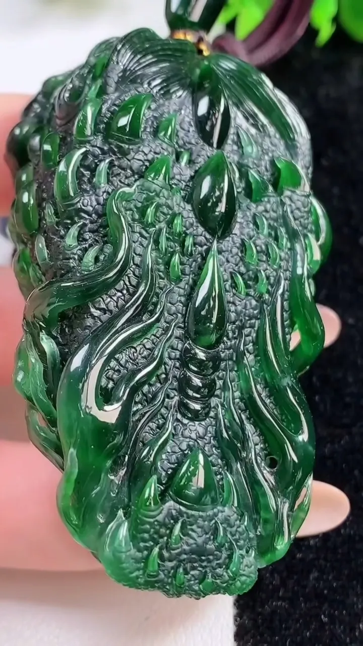 天然A货翡翠龙牌吊坠，尺寸68-39.3-25.2，重量:108.59g
11月9日