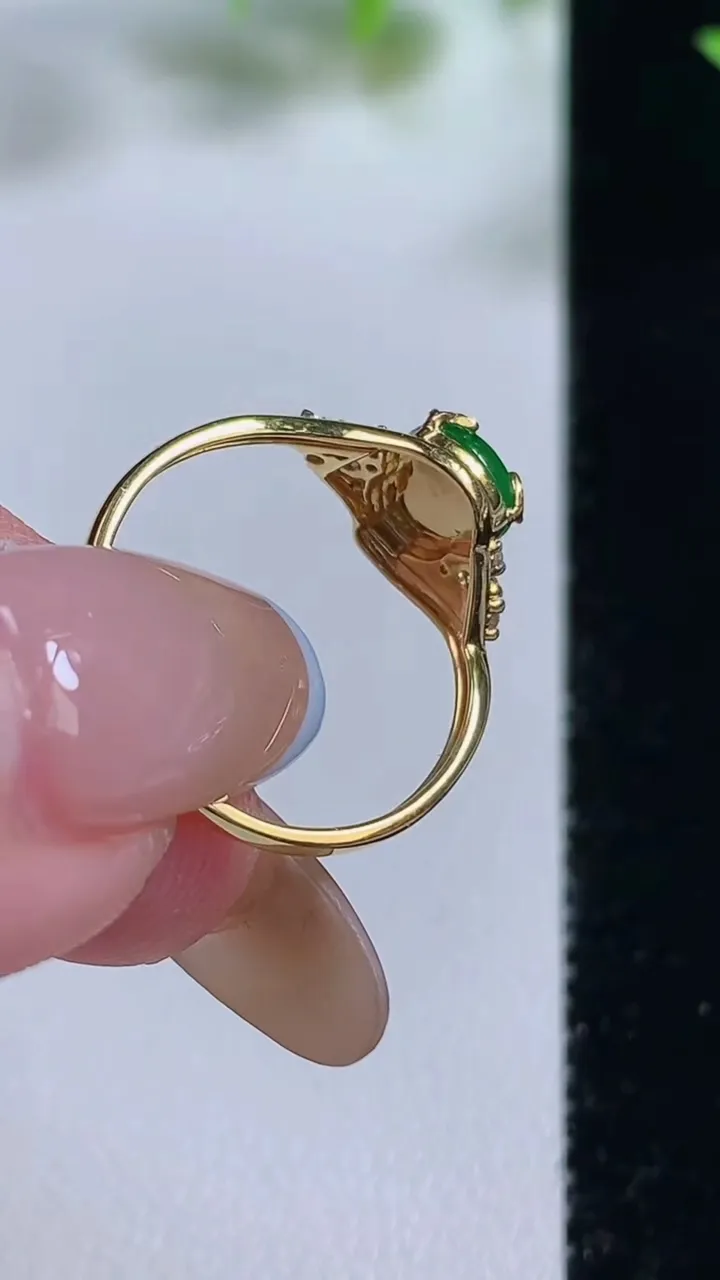 天然A货翡翠葫芦戒指，尺寸17.5-7.1-6.1-4.4，重量:1.40g2025年11月9日
工厂直销收藏佳品,种好水足，色泽均匀，有种有色，上手高大气！
