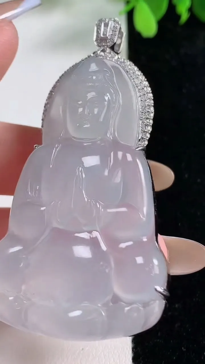 天然A货翡翠种白冰观音菩萨吊坠，尺寸66.6-55-35.3-12.2，重量:26.28g
11月9日