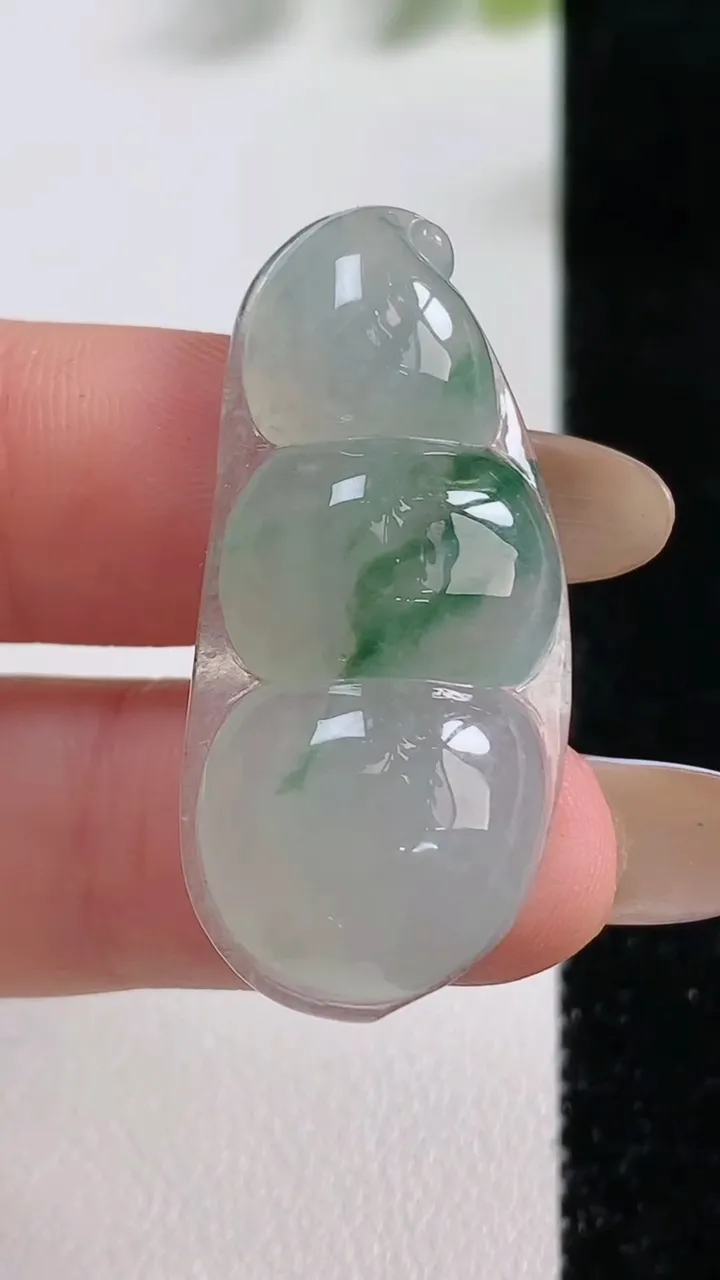 天然A货翡翠冰种飘花福豆吊坠，尺寸37-18.4-5.5，重量:6.59g
11月9日