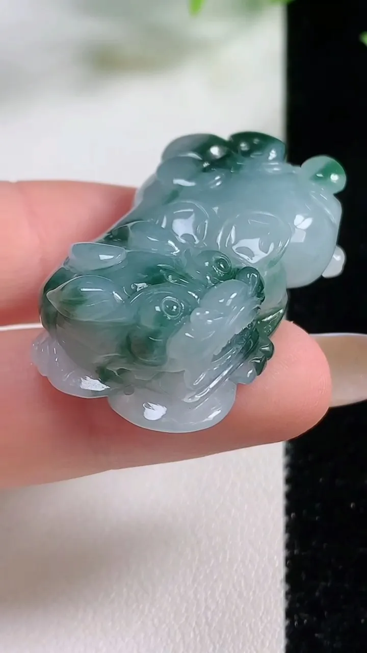 天然A货翡翠冰种飘花霸王貔貅吊坠，尺寸38-22.4-10.3，重量:22.34g
11月9日