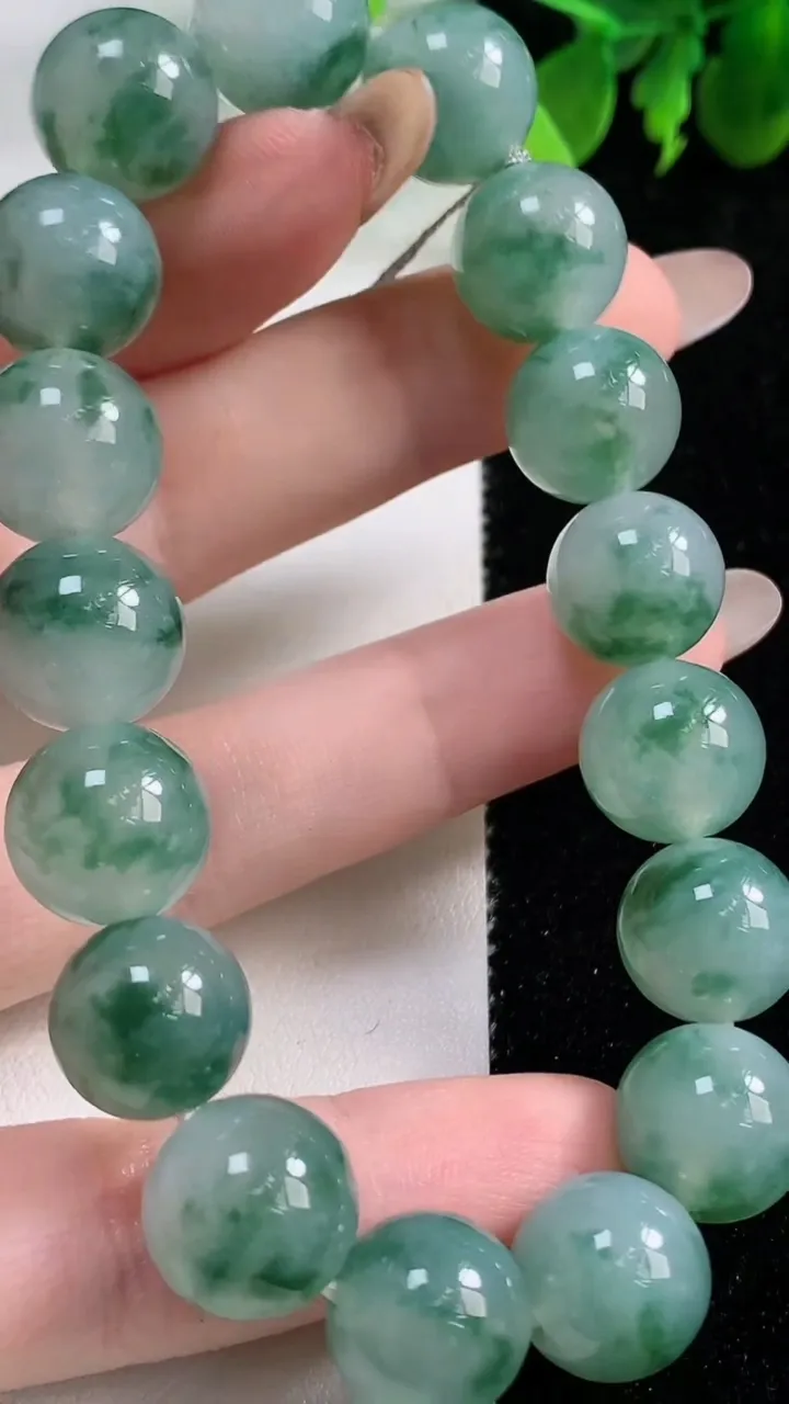 天然A货翡翠种飘花圆珠手串17颗，尺寸12.2，重量:54.03g11月9日
工厂直销收藏佳品,种好