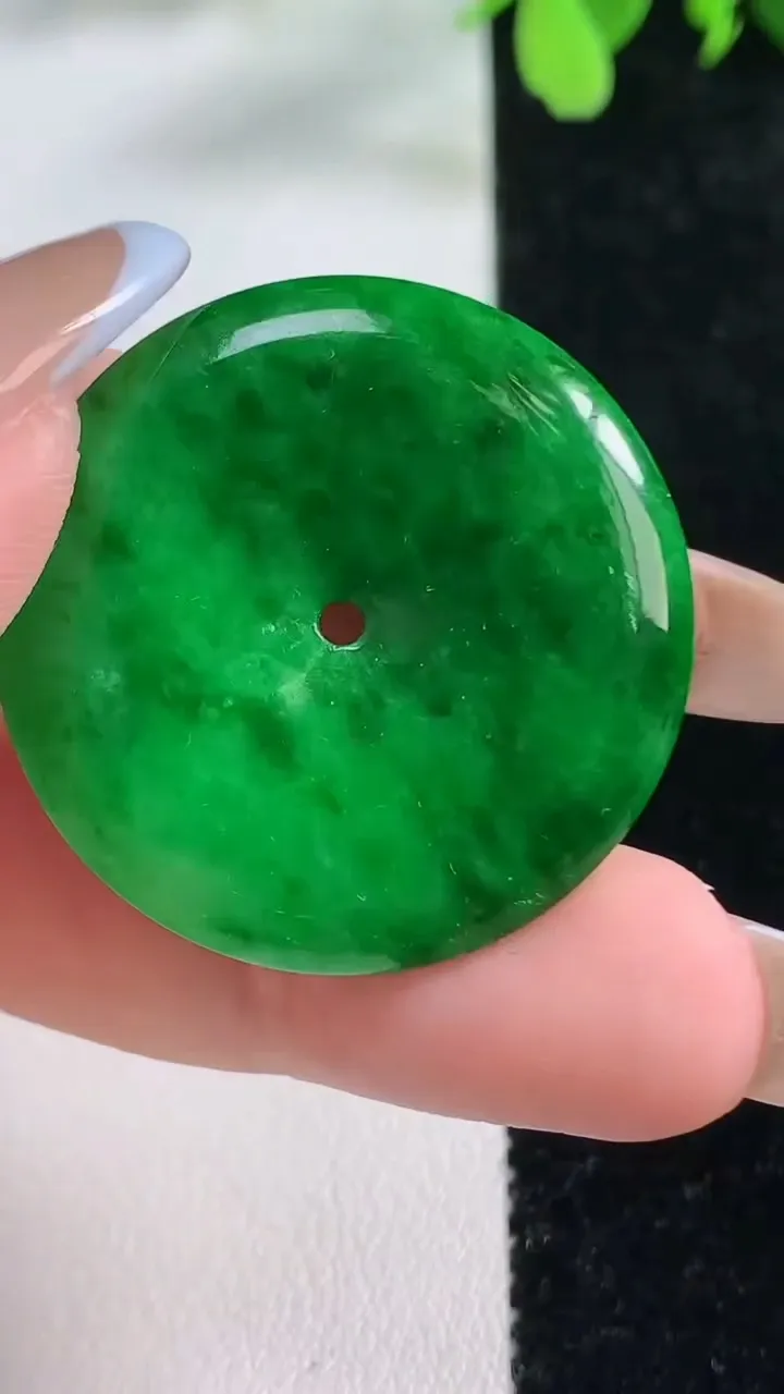 天然A货翡翠平安扣吊坠，尺寸32-5.3，重量:11.00g
11月9日