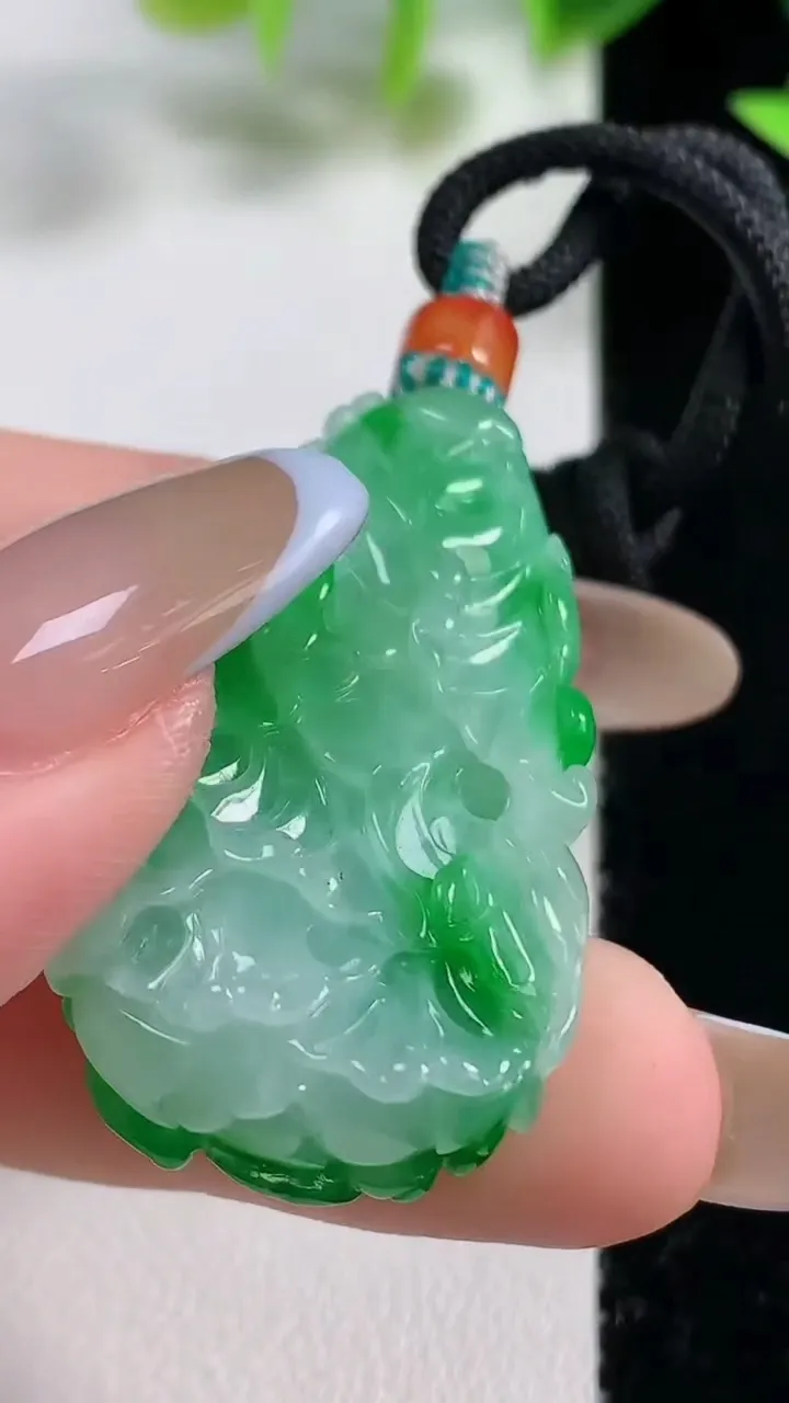 天然A货翡翠白菜吊坠，尺寸40.5-21.2-11，重量:19.79g
11月9日