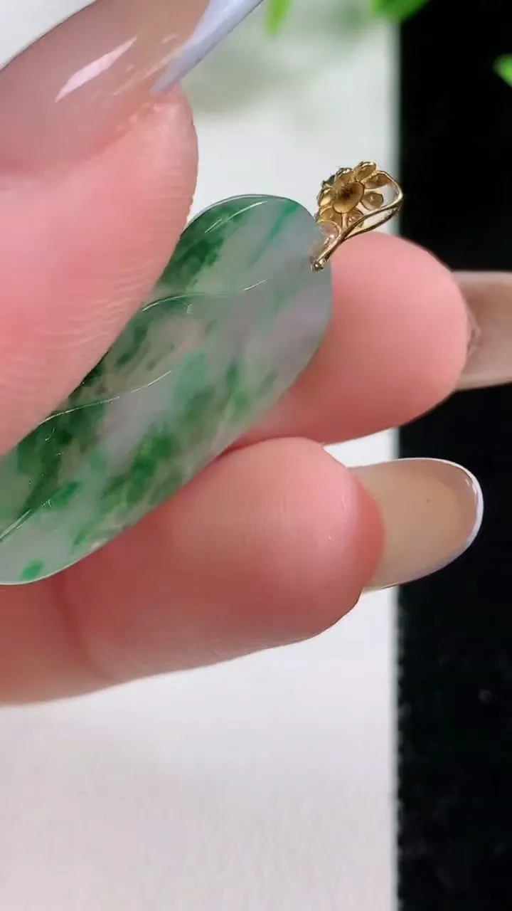 天然A货翡翠花金枝玉叶 叶子吊坠，尺寸27.4-17.5-3.4，重量:3.19g
11月9日