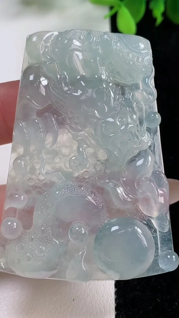 天然A货翡翠龙牌吊坠，尺寸61.3-42.8-6.7，重量:30.93g
11月9日