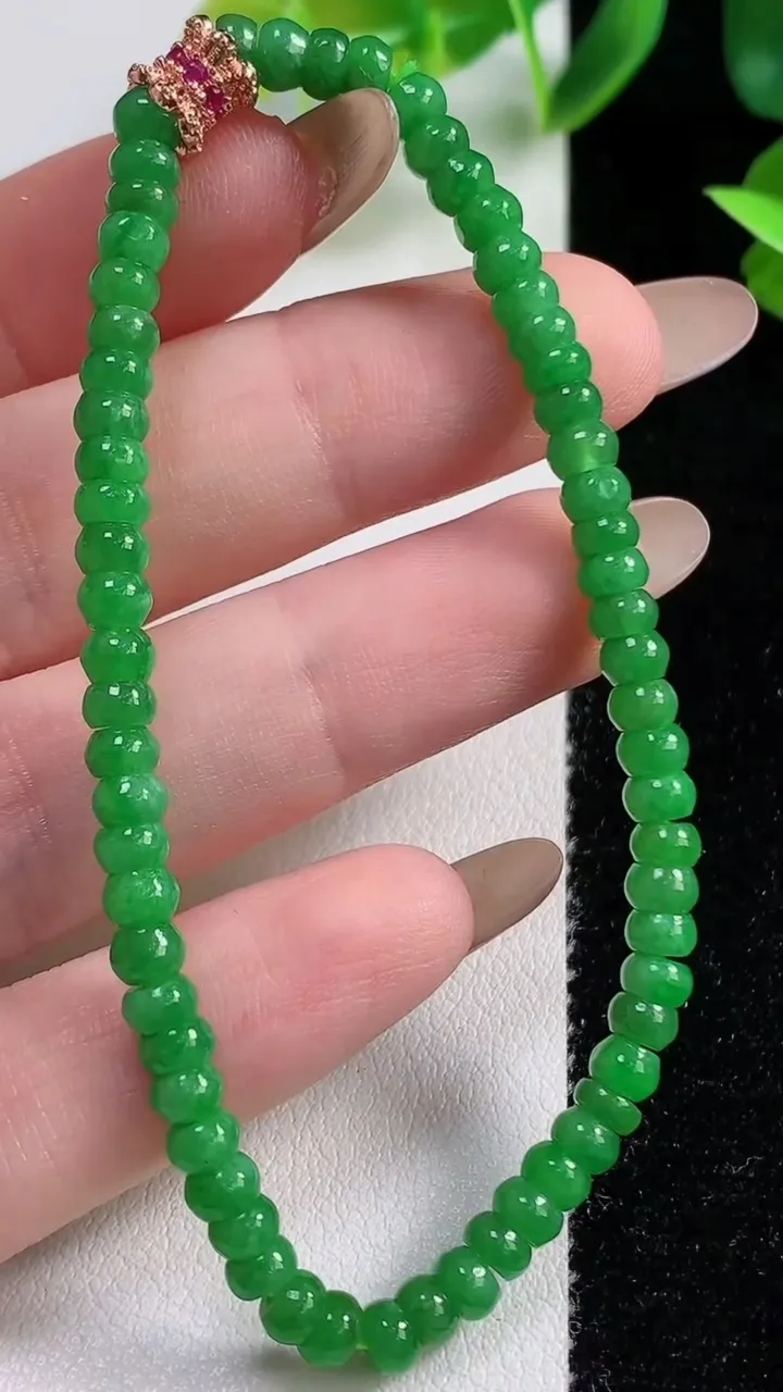 天然A货翡翠算盘珠手串64颗，尺寸4.4-2.7，重量:7.34g11月9日
工厂直销收藏佳品,种好水足，色泽均匀，有种有色，上手高大气！