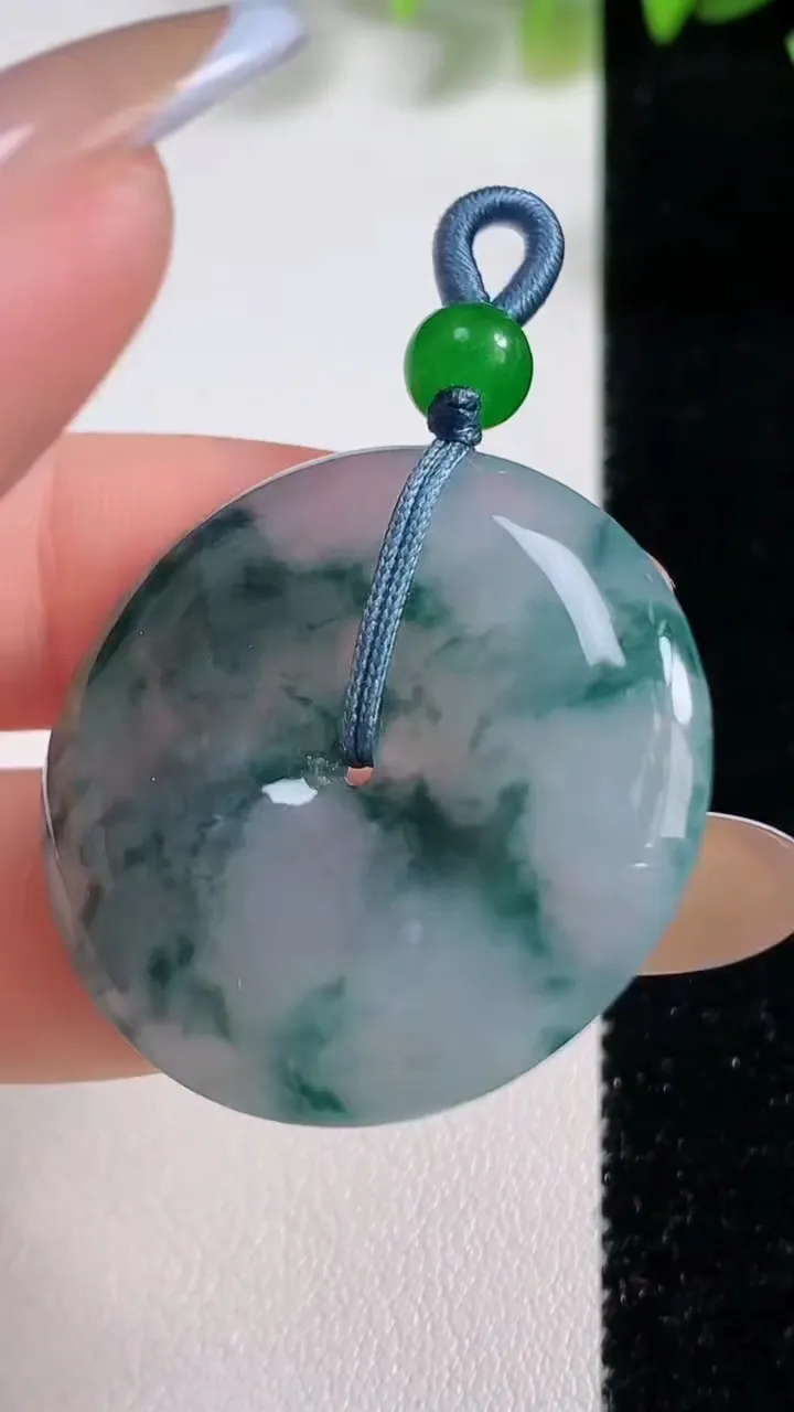 天然A货翡翠冰种飘花平安扣吊坠，尺寸32.3-5.3，重量:12.01g
11月9日