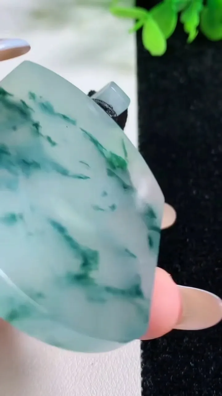 天然A货翡翠种飘花无事牌吊坠，尺寸55.4-44-6.7，重量:48.66g
11月9日