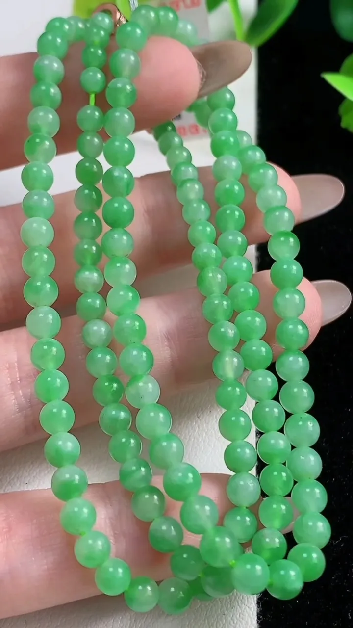 天然A货翡翠小米圆珠项链131颗，尺寸3.8，重量:19.59g
11月9日