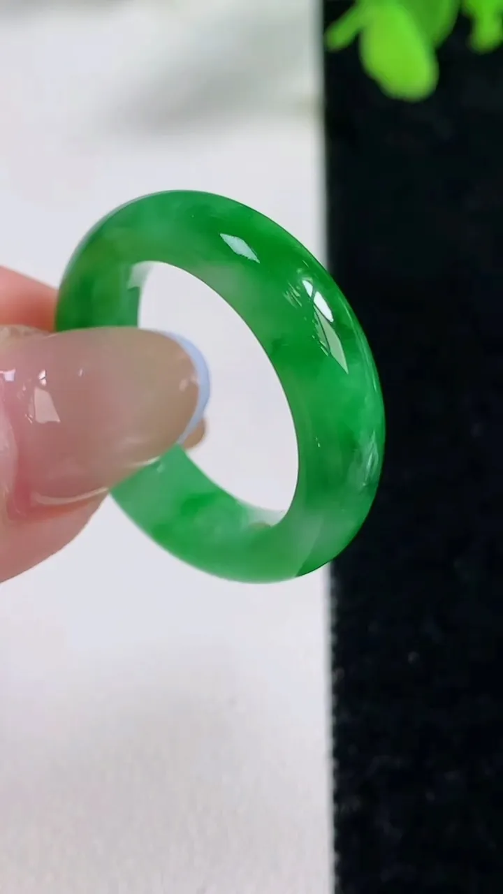 天然A货翡翠指环 戒指，尺寸18.8-6.5-4.1，重量:5.47g2025年11月9日
工厂直销