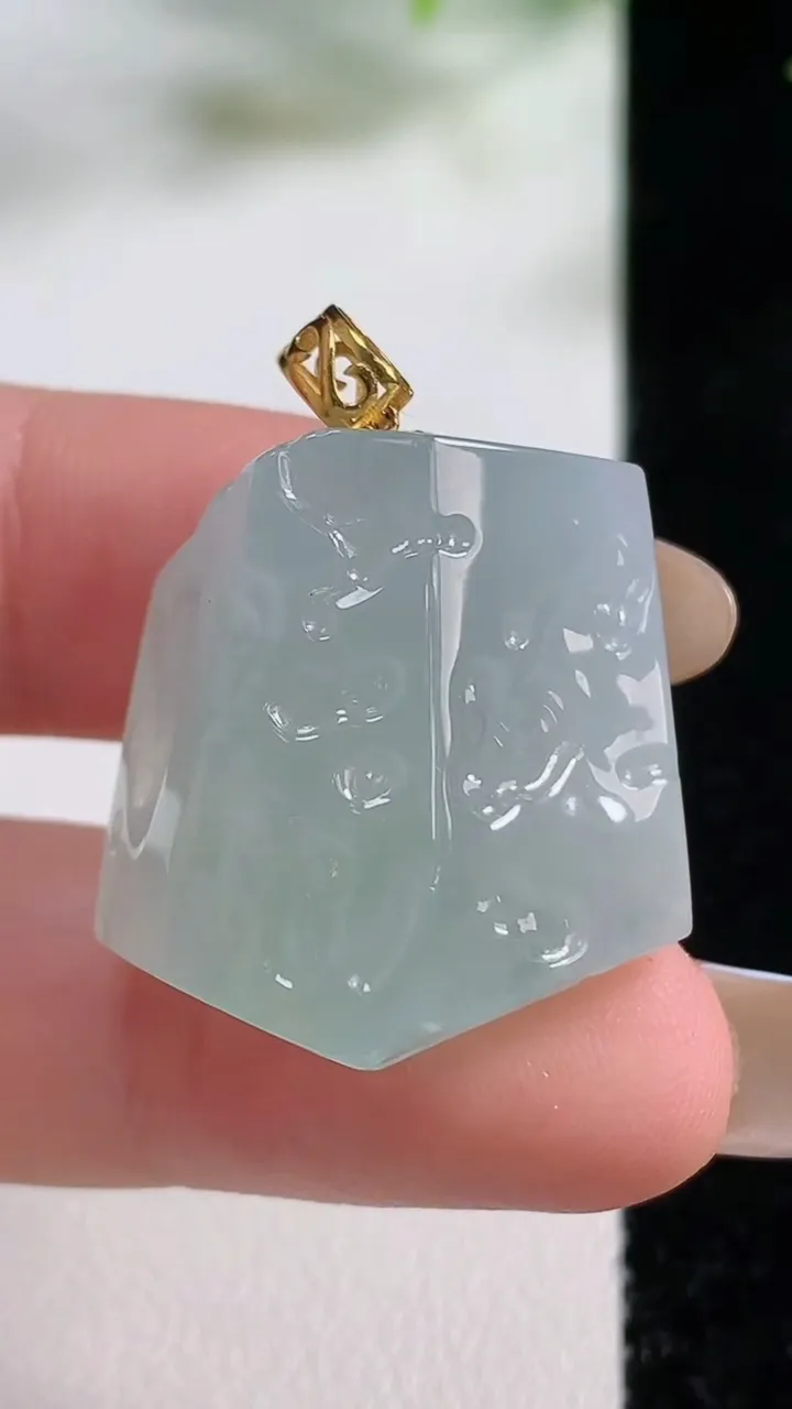 天然A货翡翠原石吊坠，尺寸25.4-23.8-12.3，重量:13.37g
11月9日