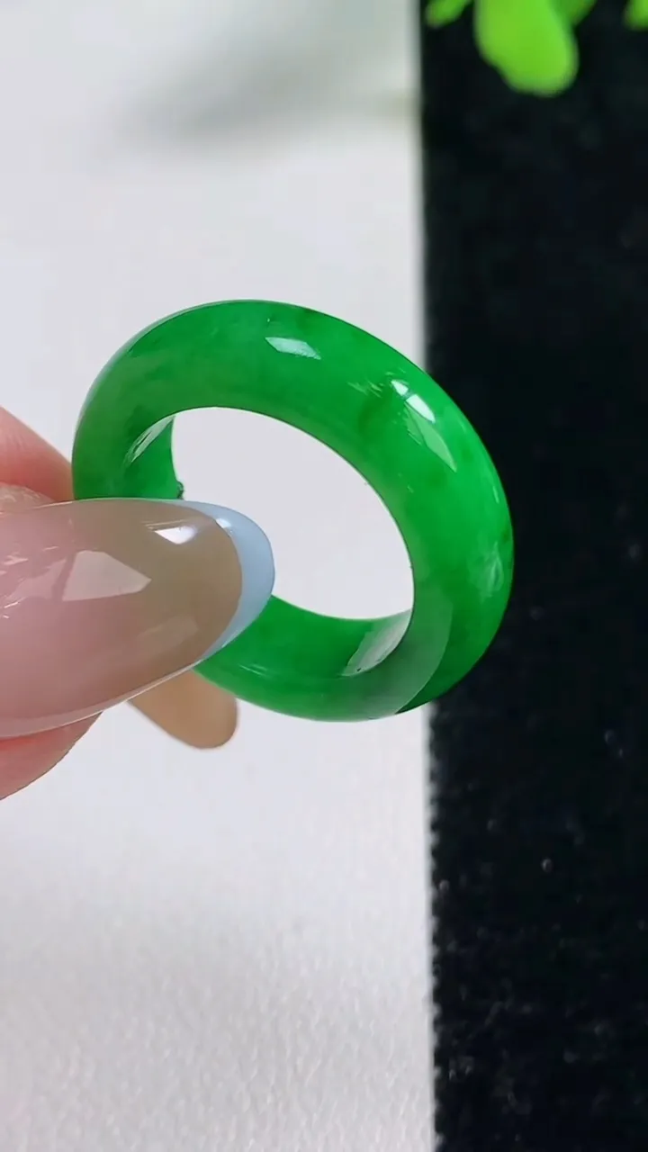 天然A货翡翠指环 戒指，尺寸16.7-5.8-3.7，重量:4.54g2025年11月9日
工厂直销收藏佳品,种好水足，色泽均匀，有种有色，上手高大气！