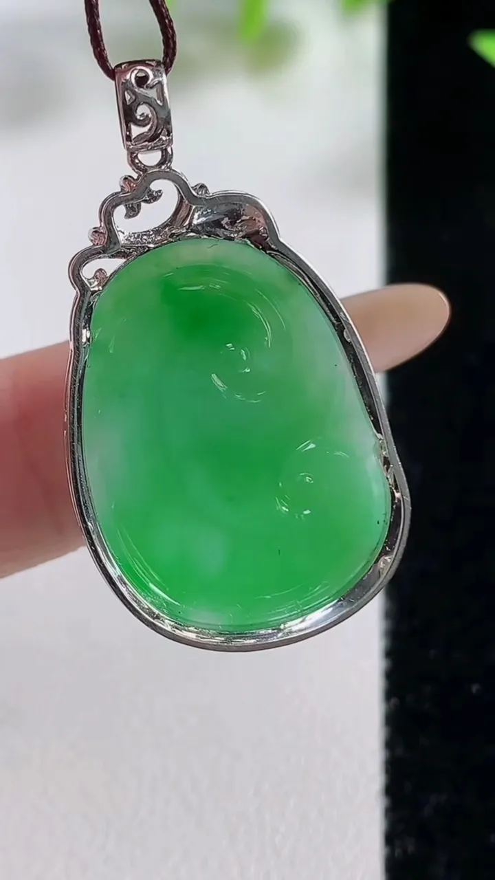 天然A货翡翠如意吊坠，尺寸34.2-19.2-6裸石24-14.5，重量:4.13g
11月9日