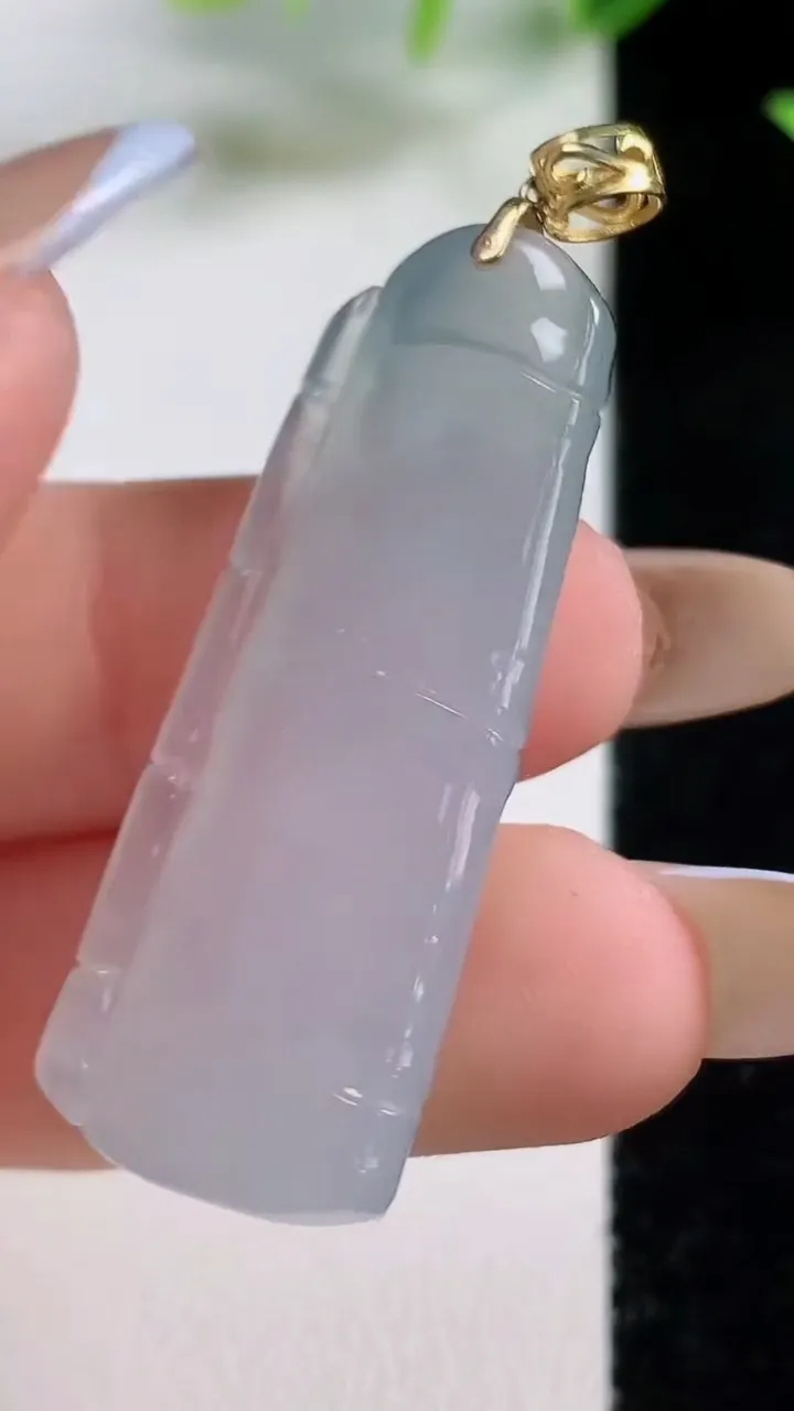 天然A货翡翠节节高升 竹节吊坠，尺寸40.8-15.6-5.8，重量:8.13g
11月9日