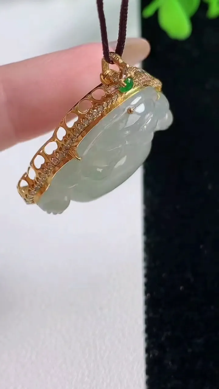 天然A货翡翠佛公吊坠，尺寸30.7-32.7-10.8裸石头20.4-30.4，重量:7.88g
11月9日