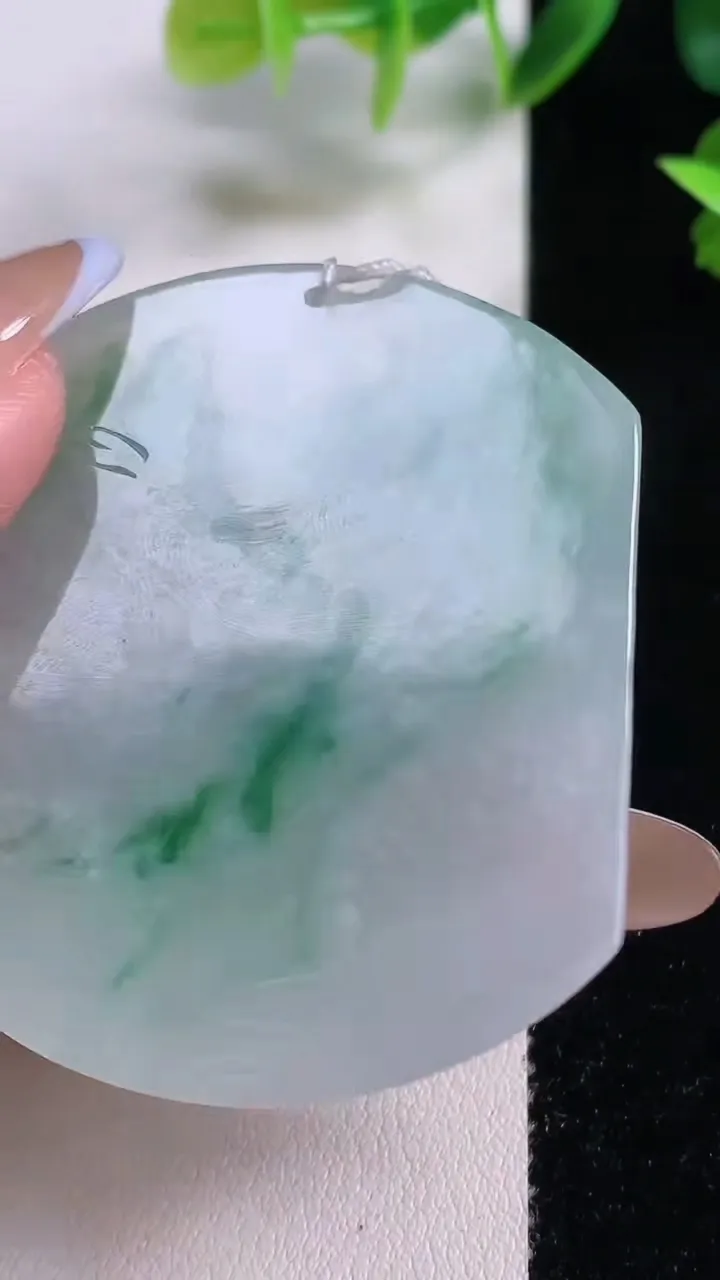 天然A货翡翠冰种飘花生肖鼠吊坠，尺寸53.6-45-5.8，重量:30.47g
11月9日