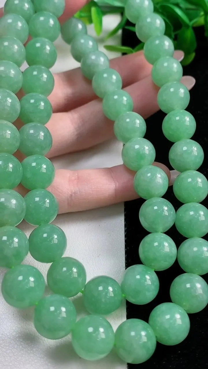 天然A货翡翠圆珠项链52颗，尺寸11.4，重量:138.11g11月9日
工厂直销收藏佳品,种好水足