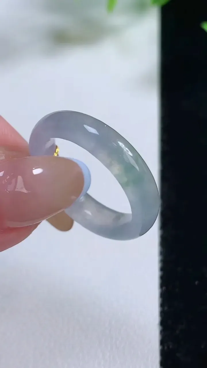 天然A货翡翠冰种飘花指环 戒指，尺寸18.7-5-3.2，重量:3.50g2025年11月9日
工厂直销收藏佳品,种好水足，色泽均匀，有种有色，上手高大气！