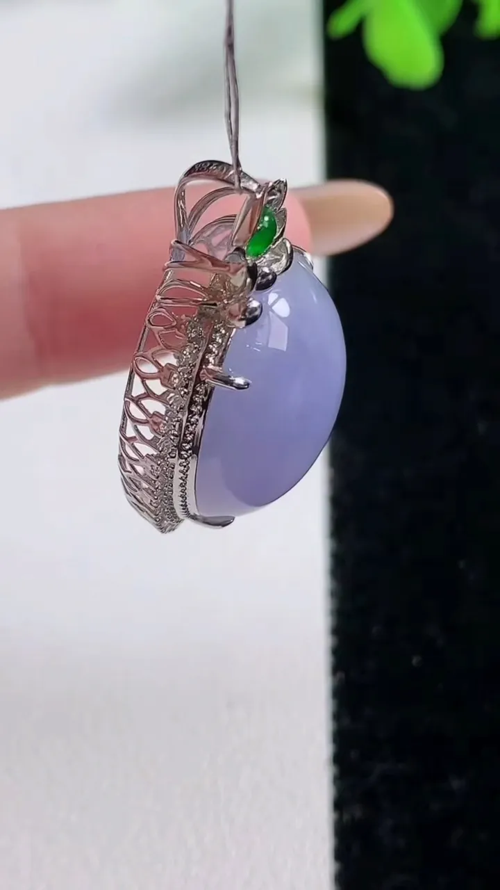 天然A货翡翠种紫罗兰蛋面吊坠，尺寸28.5-20.8-11.4裸石19.5-17，重量:6.95g
11月9日