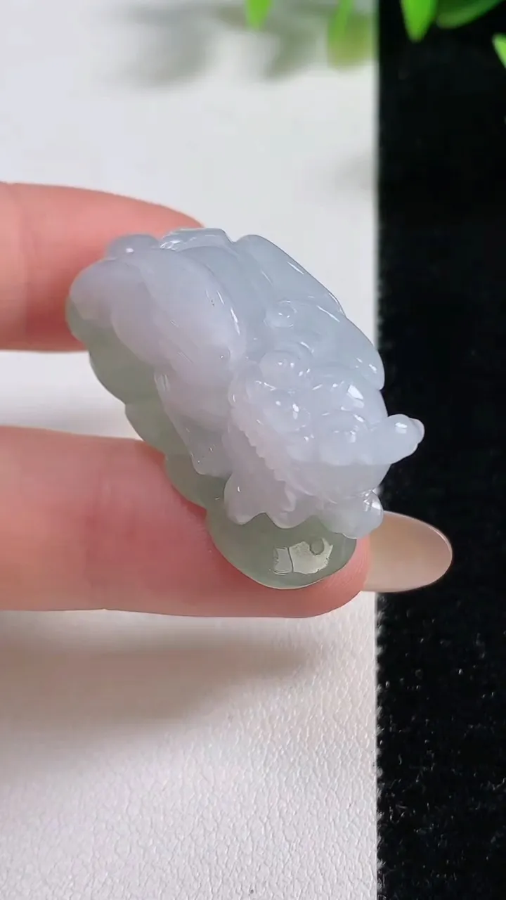 天然A货翡翠霸王貔貅吊坠，尺寸35-12.3-18.4，重量:17.91g
11月9日