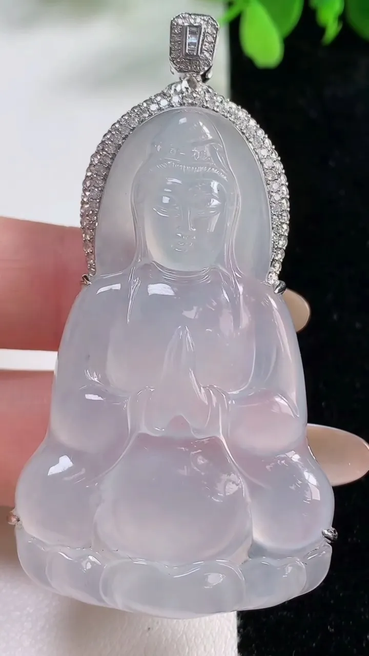 天然A货翡翠种白冰观音菩萨吊坠，尺寸66.6-55-35.3-12.2，重量:26.28g
11月9