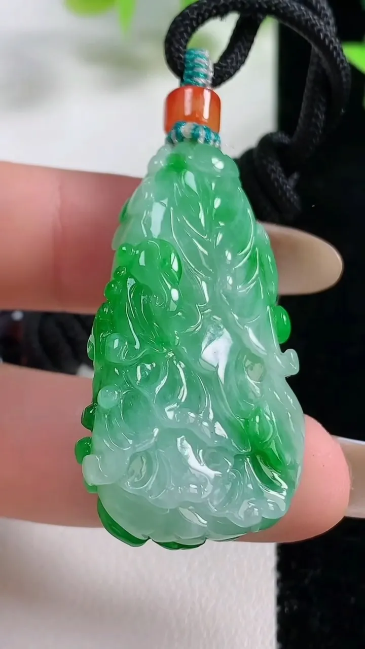 天然A货翡翠白菜吊坠，尺寸40.5-21.2-11，重量:19.79g
11月9日