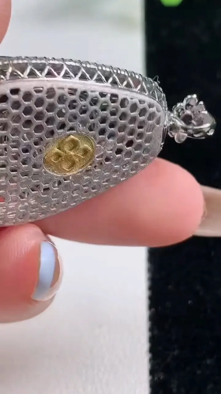 天然A货翡翠如意吊坠，尺寸42-24-9.5裸石31.8-21.4，重量:10.96g
11月9日，重量:10.96g