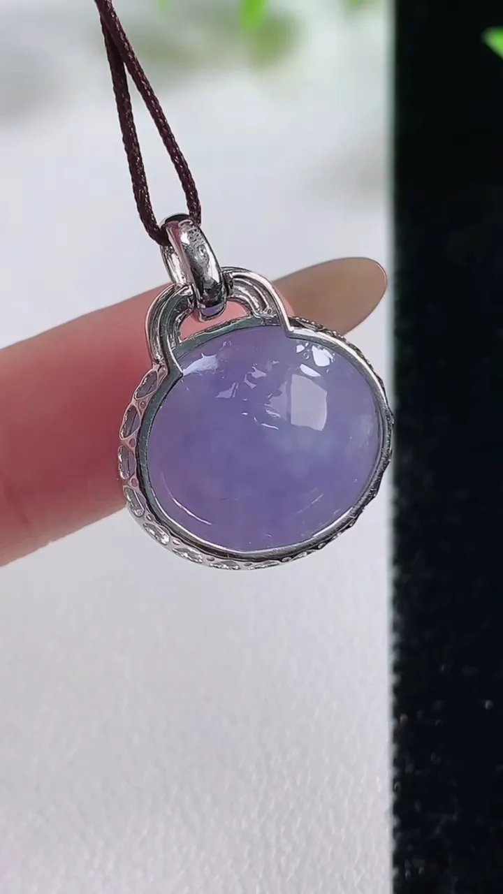 天然A货翡翠种紫罗兰蛋面吊坠，尺寸22.7-14.7-17.6-9.4，重量:5.55g
11月9日