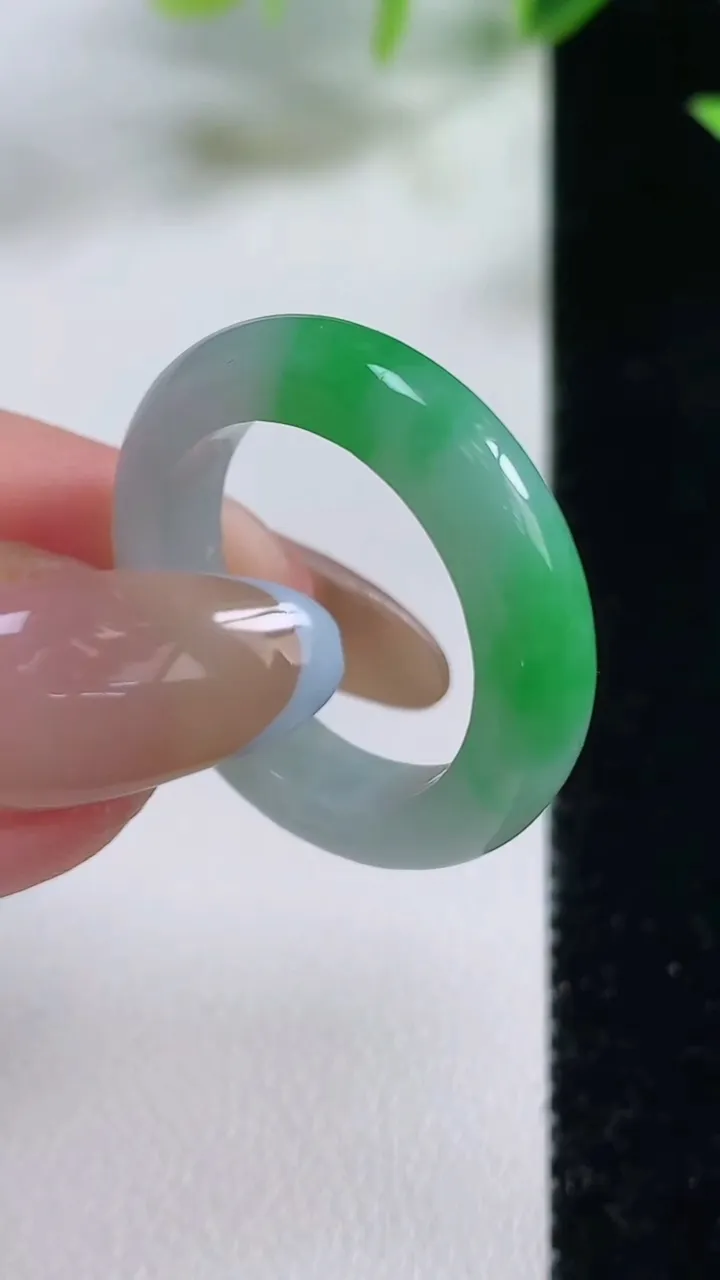 天然A货翡翠指环 戒指，尺寸19.5-4.8-4，重量:4.74g2025年11月9日
工厂直销收藏佳品,种好水足，色泽均匀，有种有色，上手高大气！