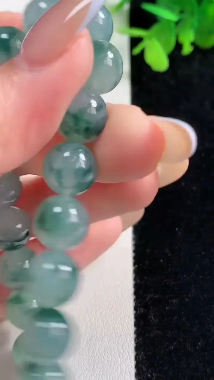 天然A货翡翠种飘花圆珠手串19颗，尺寸10，重量:32.68g11月9日
工厂直销收藏佳品,种好水足，色泽均匀，有种有色，上手高大气！
