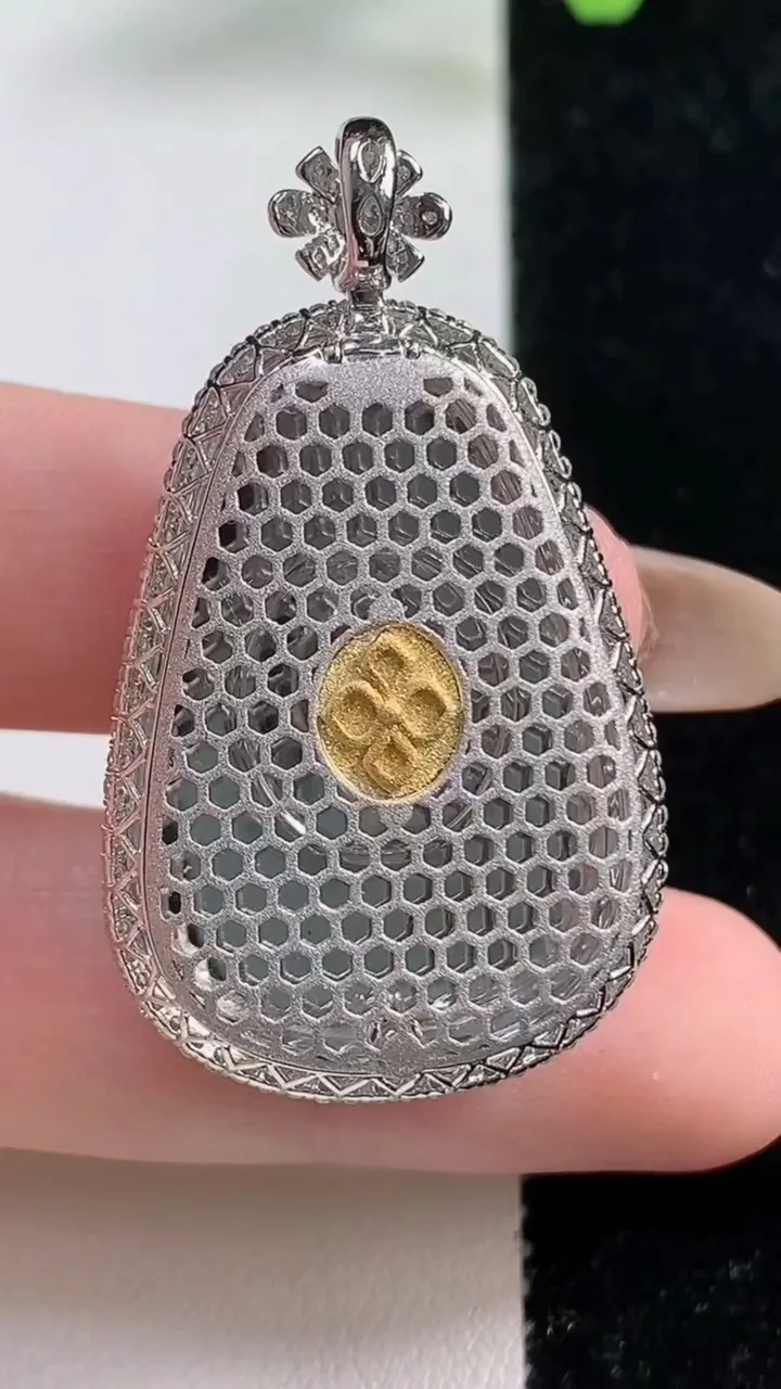 天然A货翡翠如意吊坠，尺寸42-24-9.5裸石31.8-21.4，重量:10.96g
11月9日，重量:10.96g