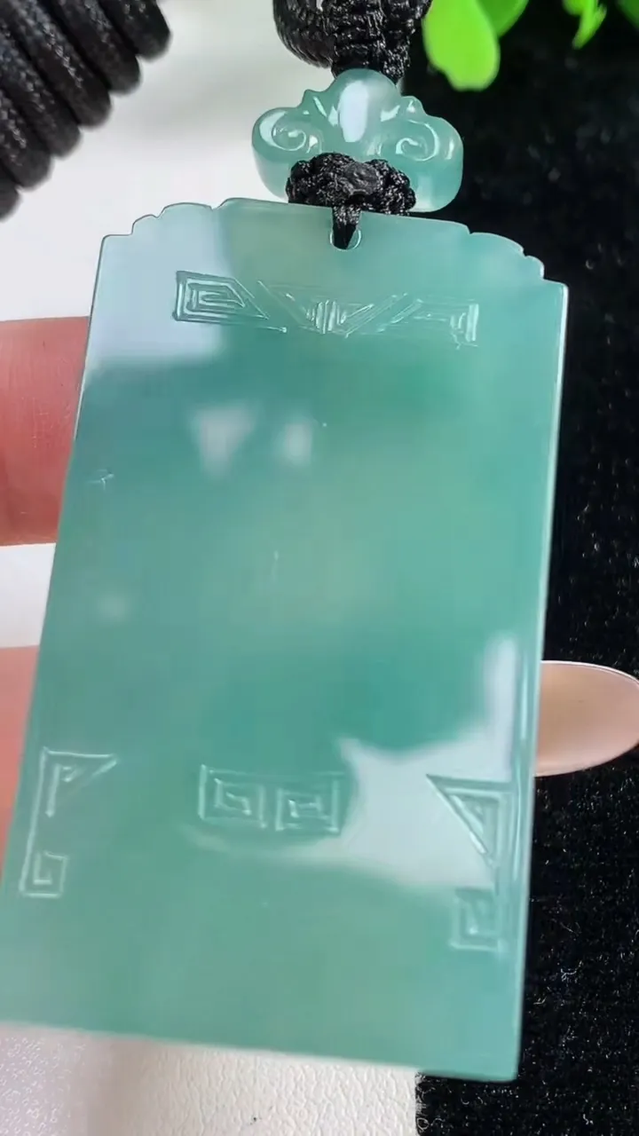 天然A货翡翠仿古无事牌吊坠，尺寸54.8-30.2-6，重量:39.39g
11月9日