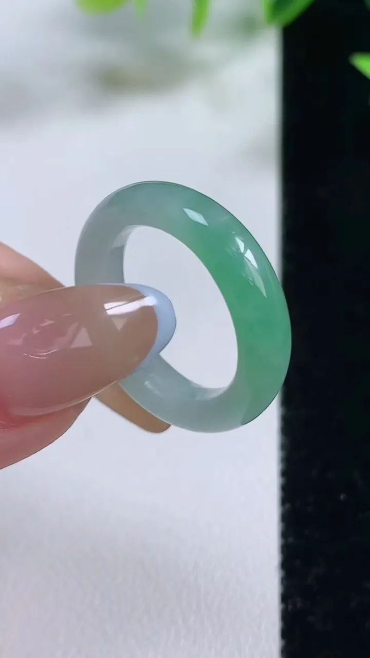 天然A货翡翠指环 戒指，尺寸17.4-5.2-3.9，重量:3.86g2025年11月9日
工厂直销