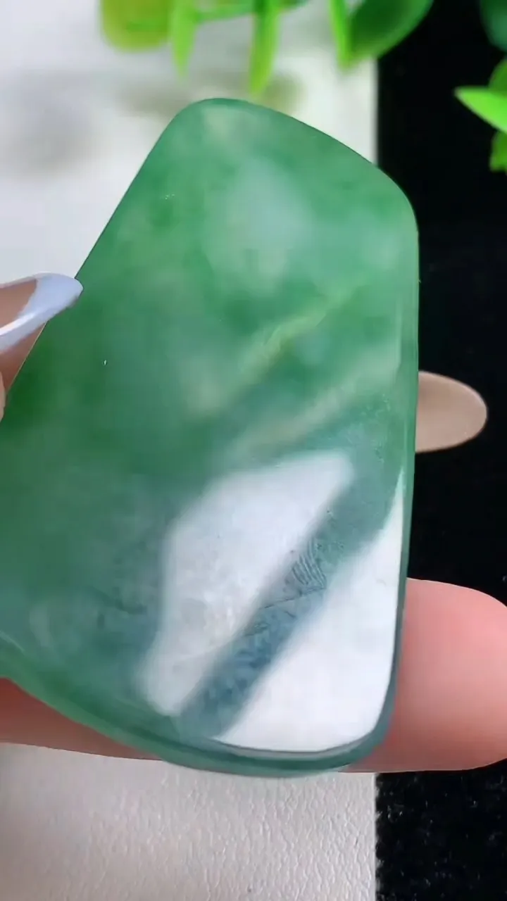 天然A货翡翠大势至观音菩萨吊坠，尺寸58.6-32.6-5.8，重量:24.44g
11月9日