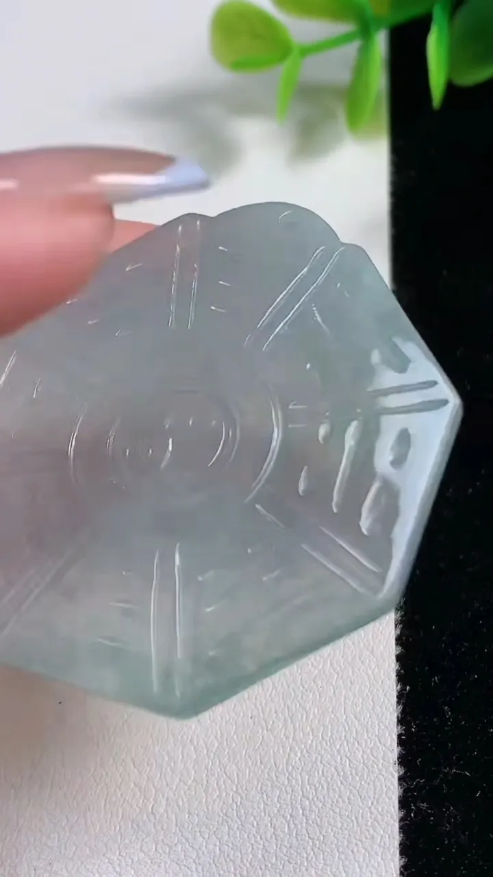 天然A货翡翠冰种飘花八卦阵吊坠，尺寸48.3-45.4-3，重量:14.11g
11月9日