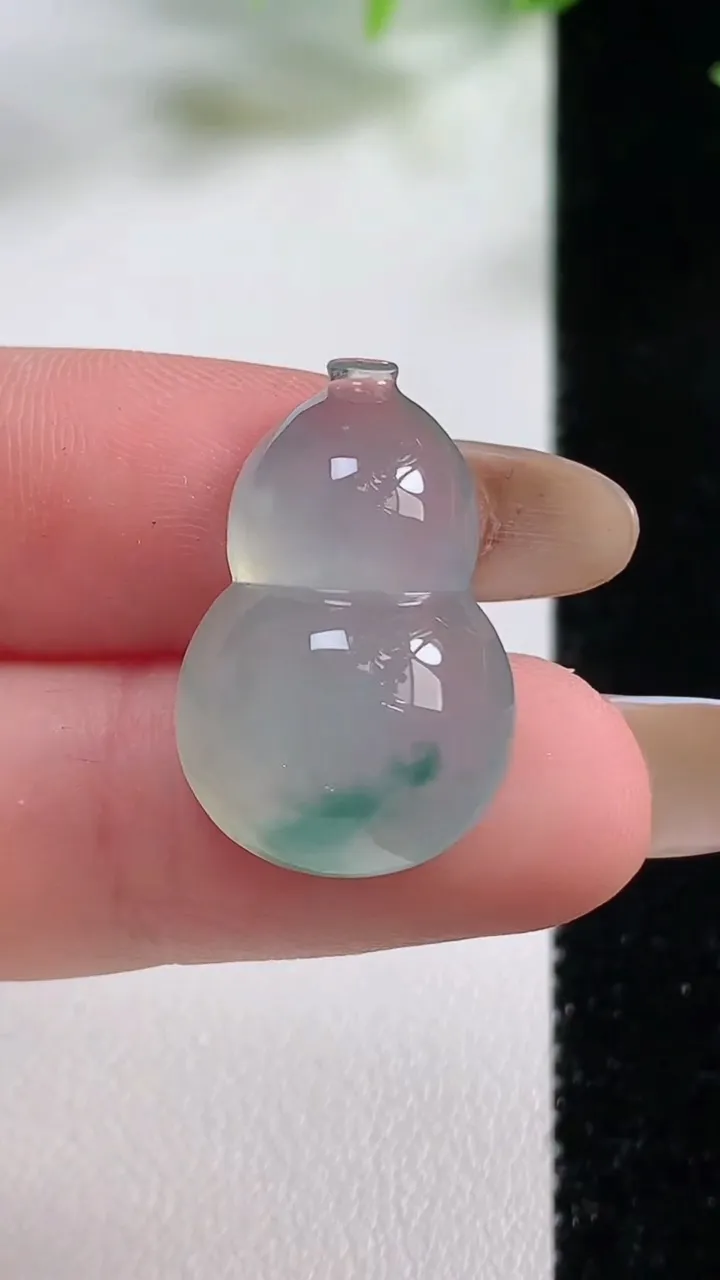 天然A货翡翠冰种飘花葫芦镶嵌件，尺寸22.8-15-7，重量:3.73g
11月9日