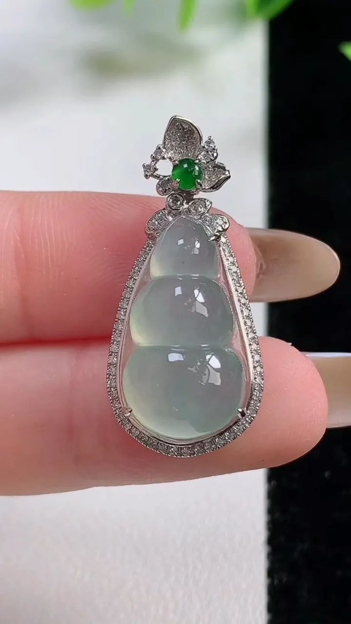 天然A货翡翠福豆吊坠，尺寸31-14.5-9.3裸石9.6-11，重量:3.76g
11月9日