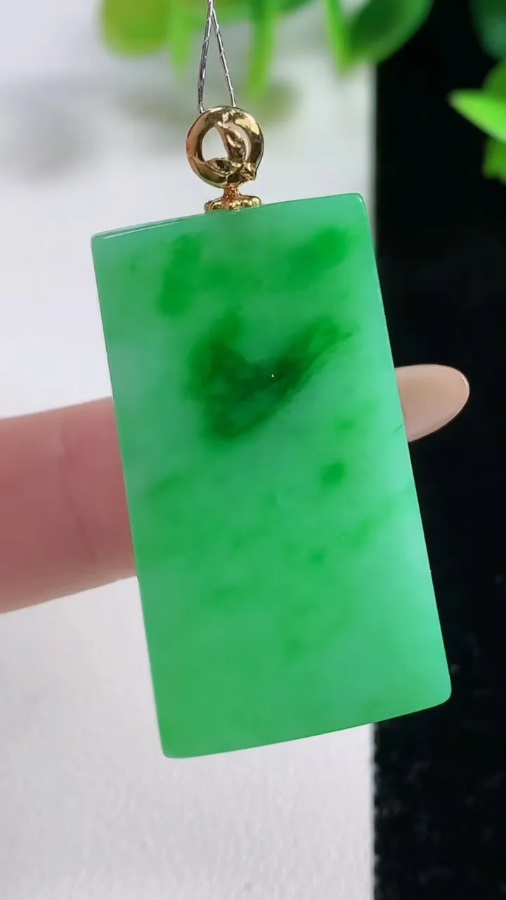天然A货翡翠无事牌吊坠，尺寸36.4-19.7-4，重量:9.69g
11月9日