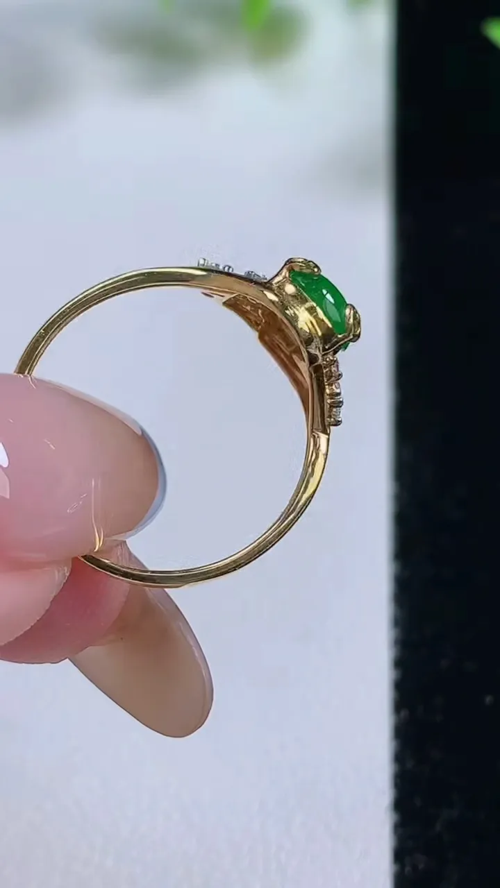 天然A货翡翠葫芦戒指，尺寸17.5-7.1-6.1-4.4，重量:1.40g2025年11月9日
工厂直销收藏佳品,种好水足，色泽均匀，有种有色，上手高大气！