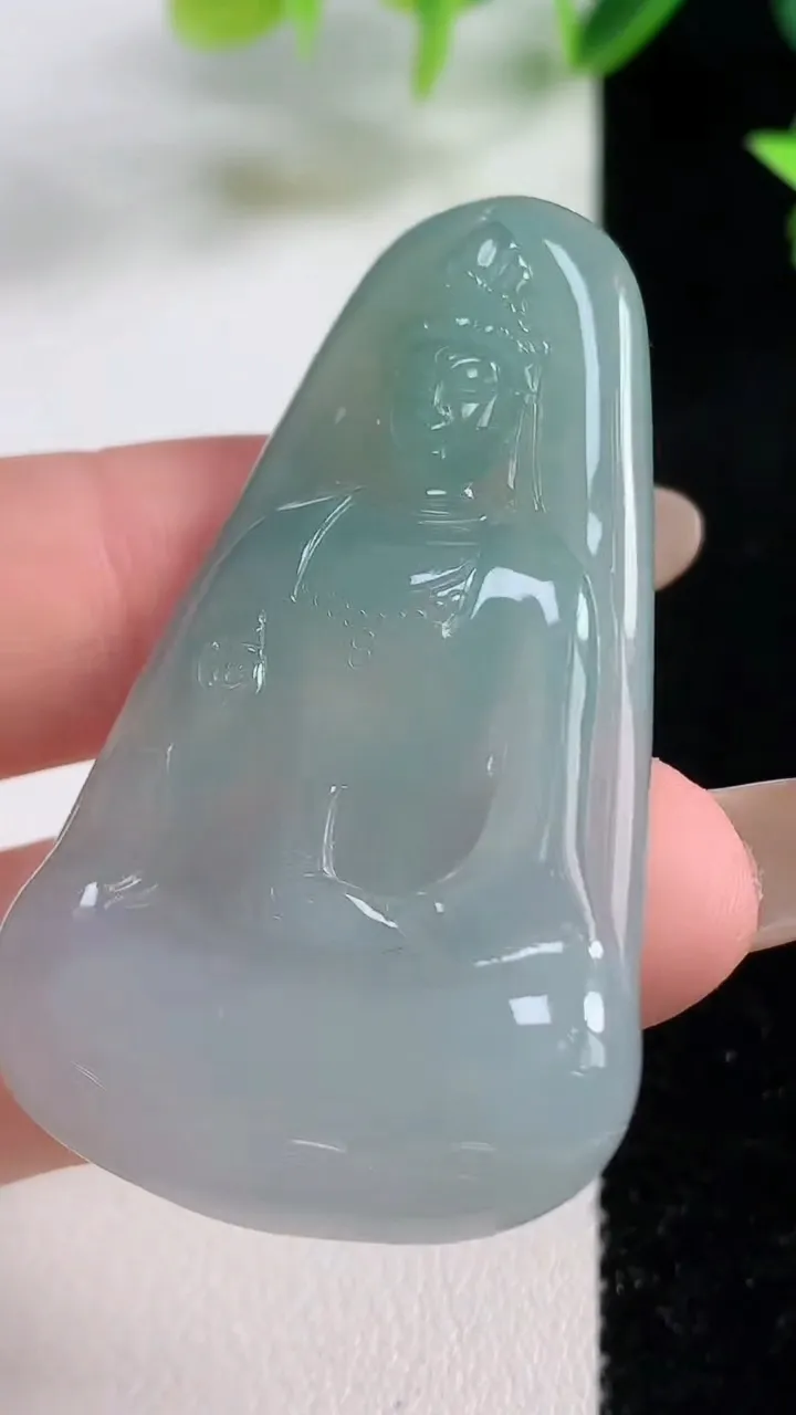 天然A货翡翠素衣观音菩萨吊坠，尺寸50.2-30.7-6，重量:16.17g
11月9日