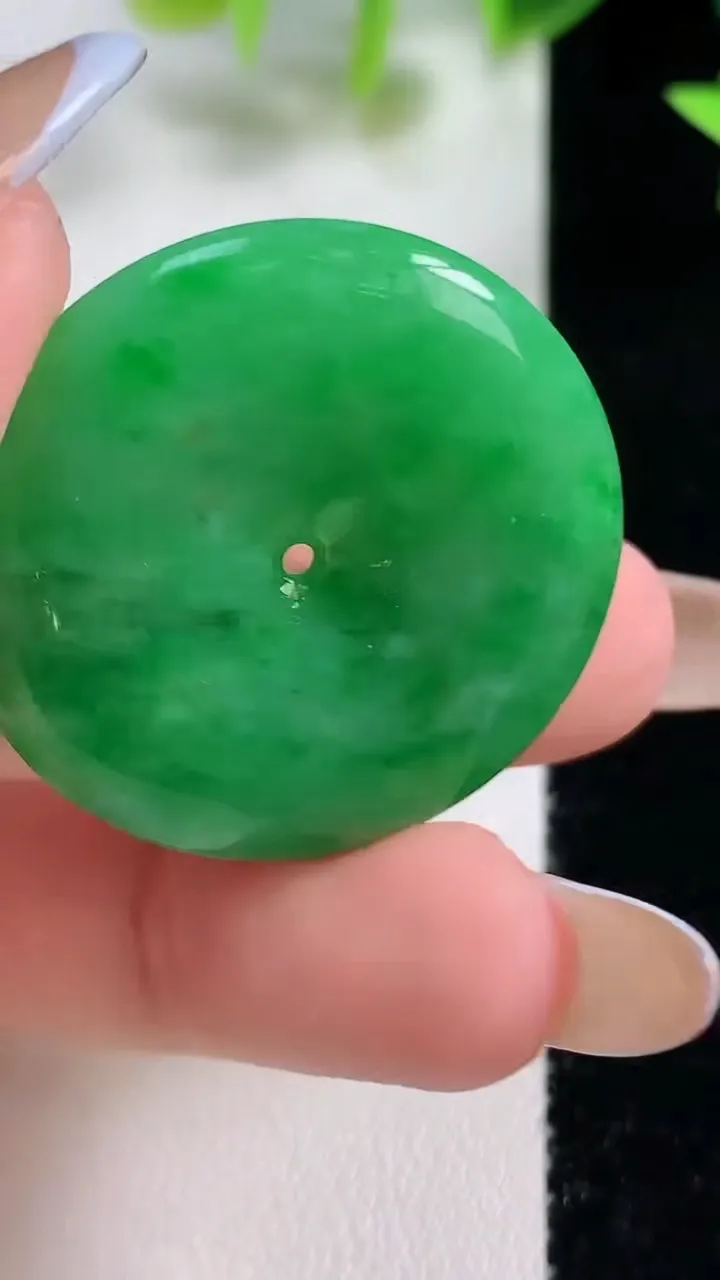 天然A货翡翠平安扣吊坠，尺寸32-5.8，重量:12.43g
11月9日