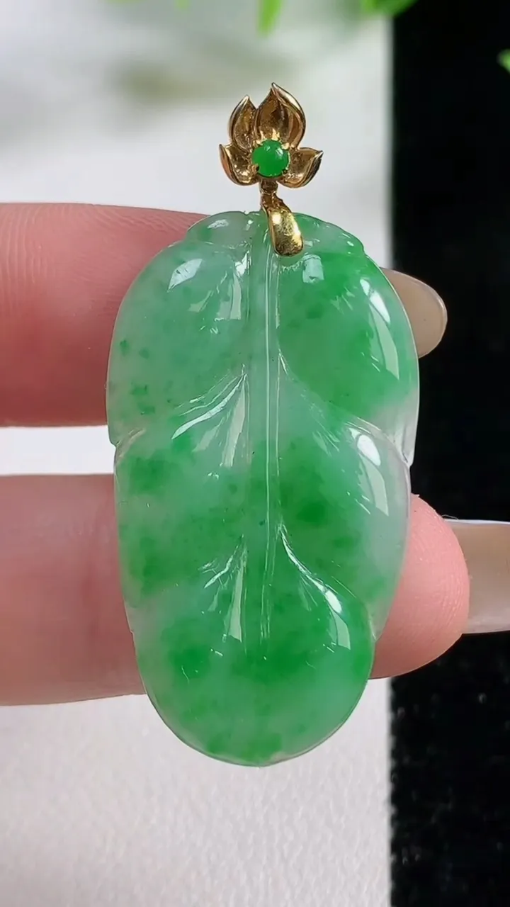 天然A货翡翠金枝玉叶 叶子吊坠，尺寸35.3-25.2-3.7，重量:4.93g
11月9日