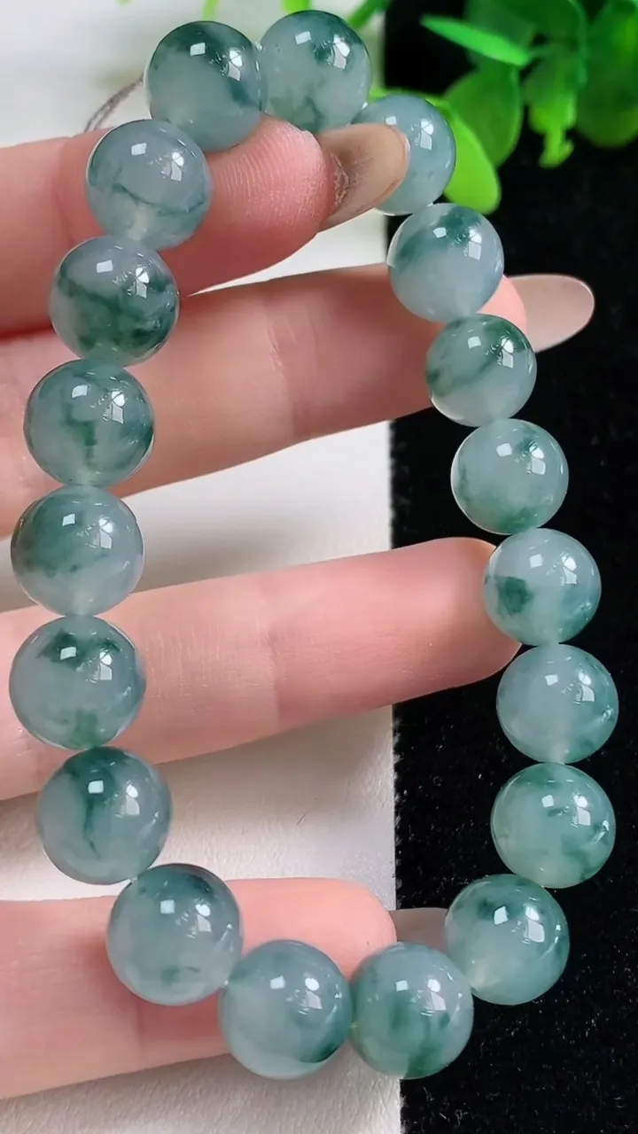 天然A货翡翠种飘花圆珠手串19颗，尺寸10，重量:32.68g11月9日
工厂直销收藏佳品,种好水足，色泽均匀，有种有色，上手高大气！