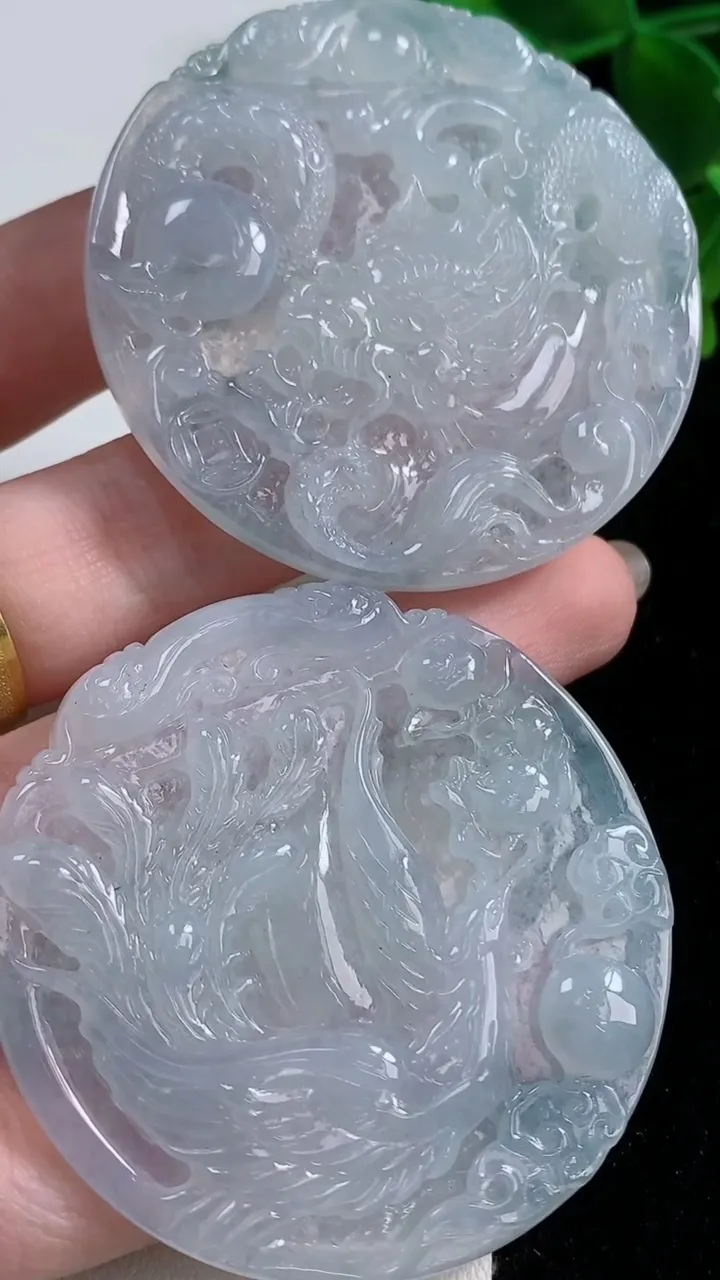 天然A货翡翠龙凤呈祥吊坠一对，尺寸51.4-4.7，重量:54.59g
11月9日