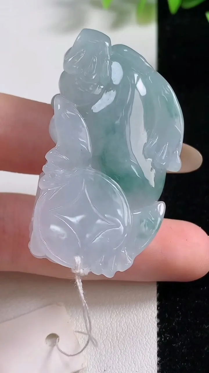 天然A货翡翠飘花霸王貔貅吊坠，尺寸46.8-27-12.3，重量:32.28g
11月9日