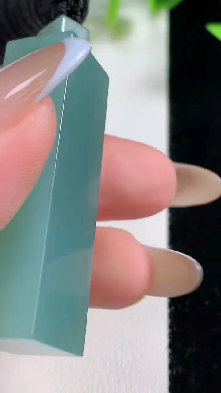 天然A货翡翠平安柱吊坠，尺寸44.5-14.6-11.4，重量:28.25g
11月9日