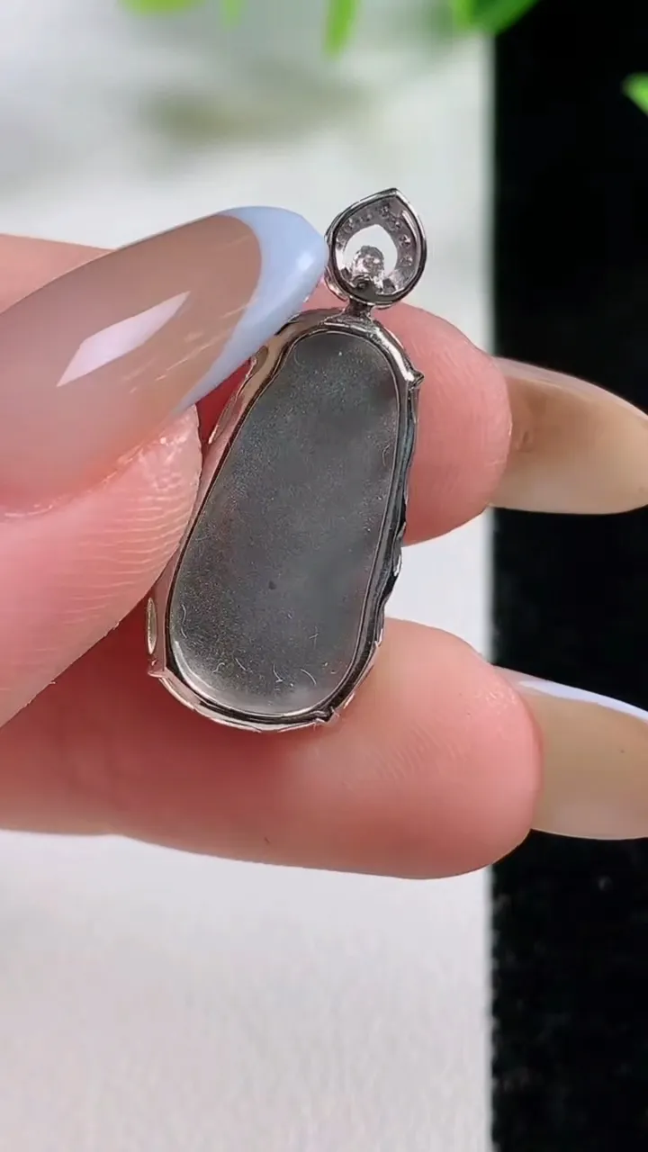 天然A货翡翠如意吊坠，尺寸21.4-11.6-4，重量:2.02g
11月9日