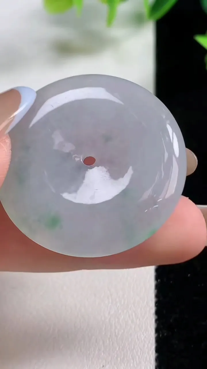 天然A货翡翠平安扣吊坠，尺寸35-5.4，重量:14.07g
11月9日