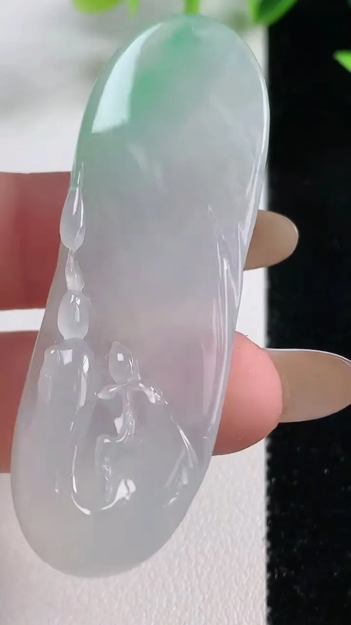 天然A货翡翠无相观音菩萨吊坠，尺寸61-20.4-6.8，重量:16.65g
11月9日